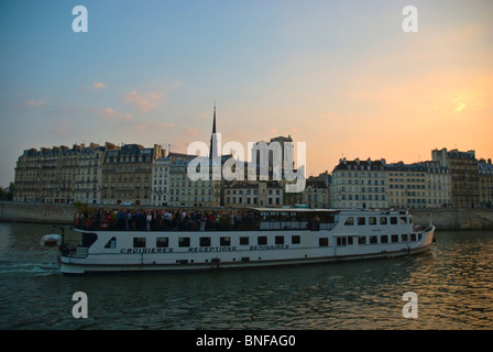 Barca sul Fiume Senna serata estiva Parigi Francia Europa Foto Stock