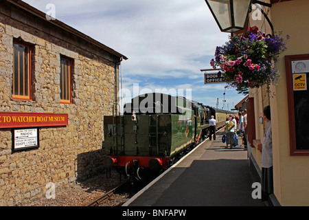 Un treno a vapore trainati da ricostruita Bulleid locomotiva n. 34046 arriva a Watchet stazione ferroviaria sulla West Somerset Railway Foto Stock