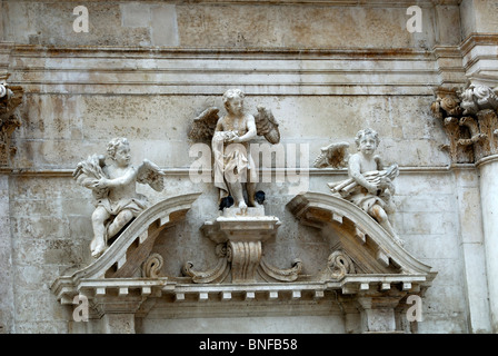 Pietra scolpita cherubino statue sul portale della porta. Dubrovnik, Croazia Foto Stock
