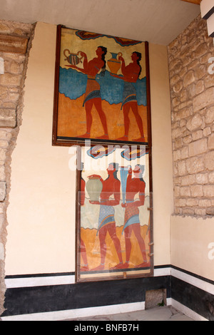 Un affresco all'interno del palazzo di Cnosso sull'isola greca di creta. Foto Stock
