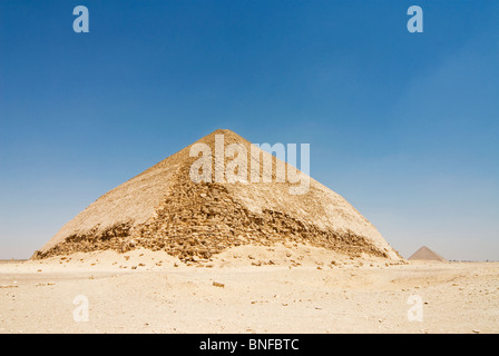 La Piramide piegata in corrispondenza di Dashur, Cairo, Egitto, Africa Settentrionale, Africa Foto Stock