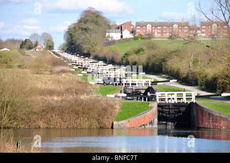 Caen Hill serrature, un volo di 16 blocca sul Kennet and Avon Canal vicino a Devizes, Wiltshire Foto Stock