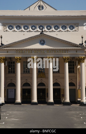 Vista frontale del Theatre Royal Haymarket a Londra in Inghilterra Foto Stock