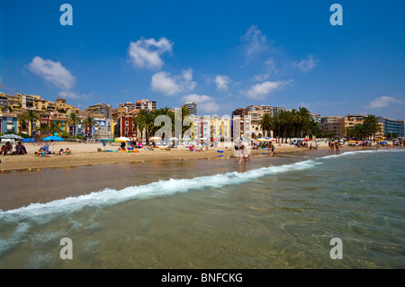 La spiaggia di Villajoyosa Spagna con colorati edifici in stile moresco e Alberghi in background Foto Stock