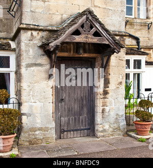 Il legno porta anteriore di Ye Olde balcone House, una casa medioevale nel villaggio Costwold di Sherston, Wiltshire, Inghilterra, Regno Unito Foto Stock