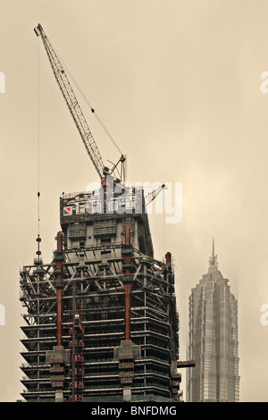 Nuova costruzione grattacielo a Shanghai in Cina - in rosso e in colore seppia Foto Stock