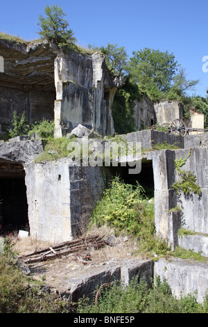 Resti di cave a St Meme les Carrières, Charente, SW FRANCIA Foto Stock