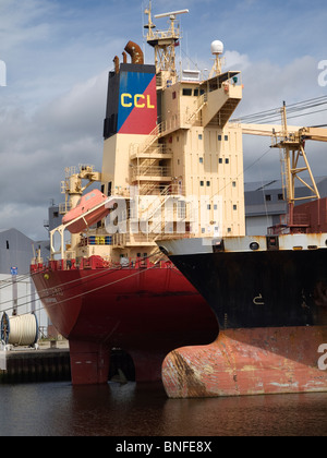 Dettaglio delle due navi cargo nei colori della società tedesca CCL prevista fino a Middlehaven nel fiume Tees Foto Stock