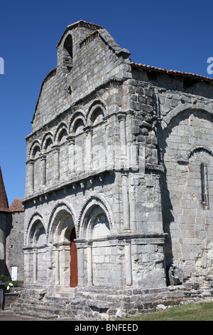 Chiesa di Ste Sulpice, a Chillac, SW Francia, vista obliqua della facciata ovest. Foto Stock