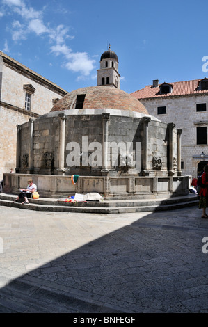 Il rosso mattone e la cupola di forma poligonale di16 grande facciata Onofrio la fontana che fornisce acqua potabile a Dubrovnik Foto Stock