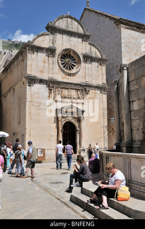 L'imponente facciata della chiesa di San Salvatore che è situato di fronte al Big Onofrio di Trevi, Dubrovnik Foto Stock