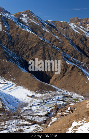 Vista sulla valle e villaggio rurale vicino a Tadaret, montagne dell'Alto Atlante, Marocco Foto Stock