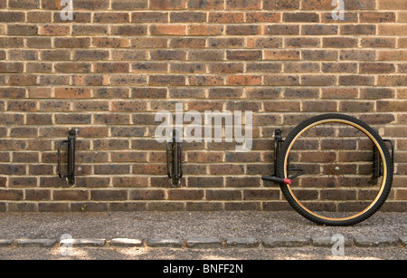 Insicuro portabiciclette come tali all'Università di Cambridge risultato nelle biciclette essendo spesso rubato meno di una ruota anteriore Foto Stock