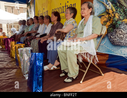 Anziani di birmani guardare uno spettacolo al XVI annuale acqua birmano Festival di New York Foto Stock