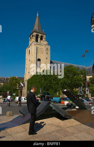 Boulevard Saint Germain con Eglise St-Germain-des-Pres chiesa La chiesa più antica di Parigi Francia Europa Foto Stock