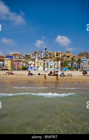 La spiaggia di Villajoyosa Spagna con colorati edifici in stile moresco in background Foto Stock