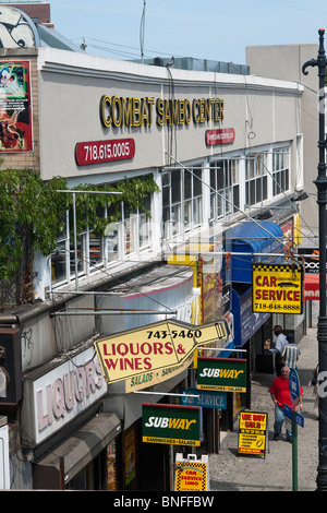 Una striscia di commerciale su Sheepshead Bay Road in Sheepshead Bay quartiere di Brooklyn a New York Foto Stock