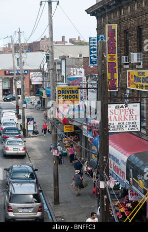 Una striscia di commerciale su Sheepshead Bay Road in Sheepshead Bay quartiere di Brooklyn a New York Foto Stock