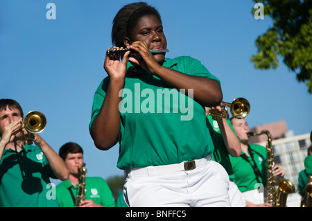 Un elemento femmina del Seattle All-City Marching Band suona il suo piccolo mentre marcia in Olympia Grand Parade durante Lakefair Foto Stock