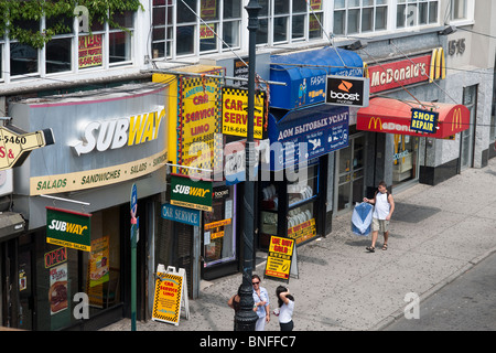 Una striscia di commerciale su Sheepshead Bay Road in Sheepshead Bay quartiere di Brooklyn a New York Foto Stock