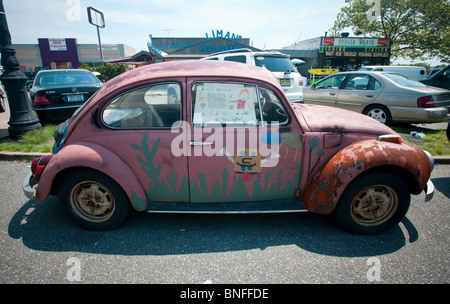 Un classico ma picchiati Volkswagon beetle è visto parcheggiato di Brooklyn a New York Foto Stock