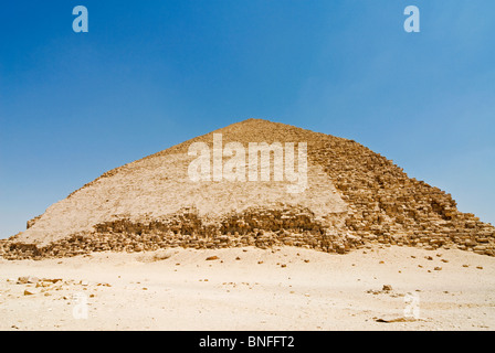 La Piramide piegata in corrispondenza di Dashur, Cairo, Egitto, Africa Settentrionale, Africa Foto Stock