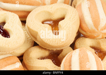 Close-up di alcuni misti di pasta frolla biscotti con albicocca e confettura di prugne. Foto Stock