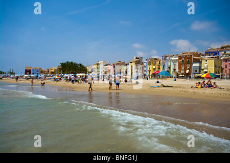 La spiaggia di Villajoyosa Spagna con colorati edifici in stile moresco in background Foto Stock