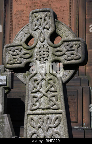 Lapide nella forma di una croce celtica con nodo celtico design. Foto Stock