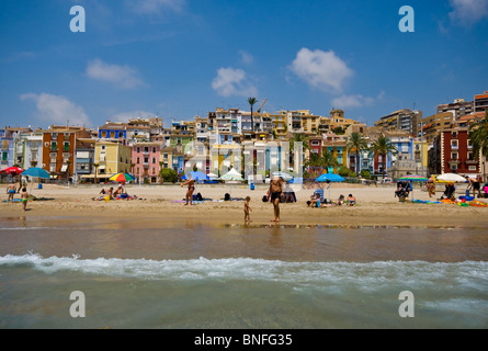 La spiaggia di Villajoyosa Spagna con colorati edifici in stile moresco in background Foto Stock