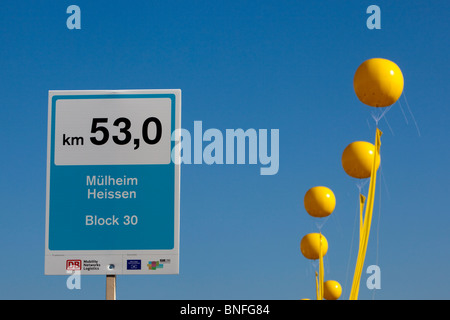 Schachtzeichen, giallo miniera segni albero di palloncini, ancora Leben Festival chiuso sulla autostrada A40 nella zona della Ruhr, Germania Foto Stock