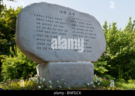 Monumento di pietra vicino al Ponte della Libertà tra Corea del Nord e la Corea del Sud nella DMZ (Demilitarized Zone), Imjingak, Corea del Sud Foto Stock