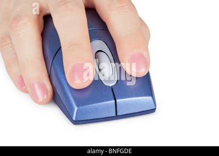 La mano afferra il mouse del computer close up su sfondo bianco Foto Stock