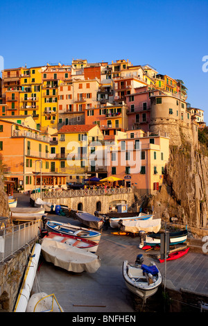 Gli ultimi raggi del tramonto sulla città medievale di Manarola nelle Cinque Terre Liguria Italia Foto Stock