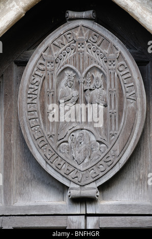 Scultura in legno della guarnizione di Elstow Abbey, su una porta della chiesa abbaziale di Santa Maria & St.Helena in Elstow, Bedfordshire, Inghilterra Foto Stock