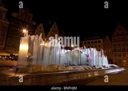 Fontane di notte nella piazza del mercato Rynek, Wroclaw, Polonia Luglio 2010 Foto Stock