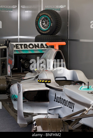 2009 Brawn-Mercedes BGP 001 nel paddock al 2010 Goodwood Festival of Speed, Sussex, Inghilterra, Regno Unito. DOF poco profondo. Foto Stock