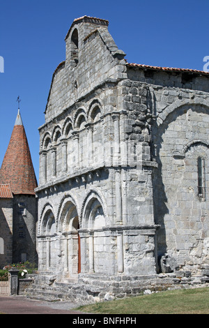 Chiesa di Ste Sulpice, a Chillac, SW Francia. Vista obliqua della facciata ovest. Foto Stock