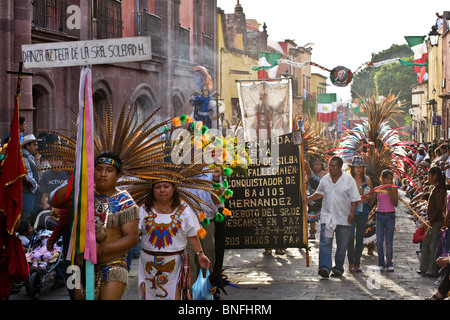 Selvaggina di penna partecipanti in costume nell'annuale Giorno Di Indipendenza parata tenutasi il 16 settembre - San Miguel De Allende, Messico Foto Stock