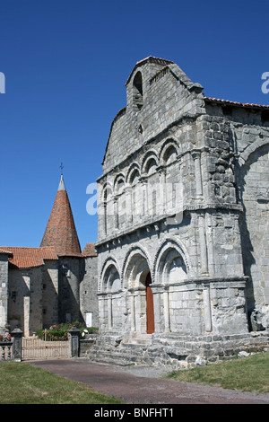 Chiesa di Ste Sulpice, a Chillac, SW Francia, vista obliqua della facciata ovest. Foto Stock