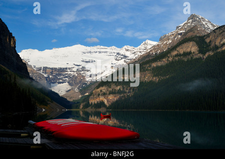 Il lago Louise e sulle montagne circostanti. Il Parco Nazionale di Banff, Alberta, Canada. Foto Stock