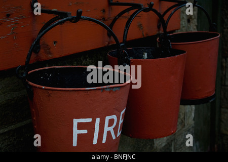 Treno a vapore Fire cestelli appesi sulla parete Foto Stock