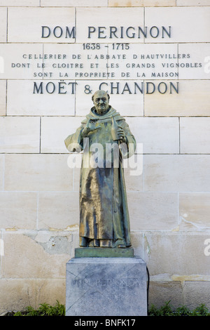 Dom Perignon statua, Épernay, regione di Champagne, Francia Foto Stock