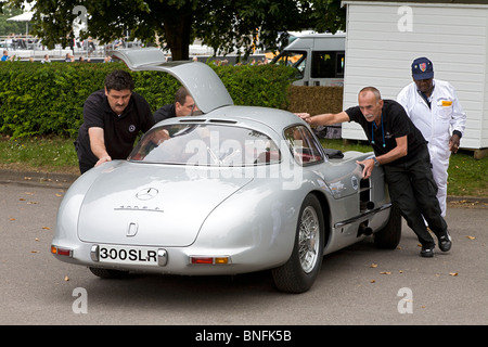 1955 Mercedes-Benz 300SLR Uhlenhaut Coupe nel paddock al 2010 Goodwood Festival of Speed, Sussex, Inghilterra, Regno Unito. Foto Stock