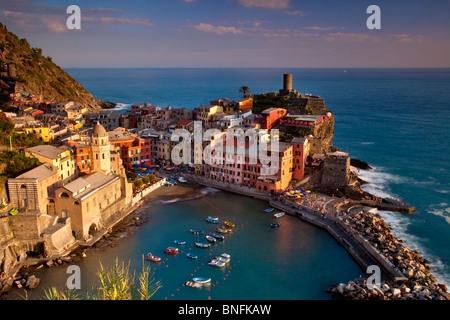 Ultima luce del tramonto sul borgo collinare di Vernazza in Cinque Terre Liguria Italia Foto Stock