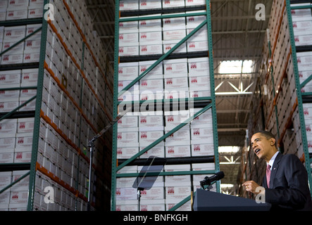 Il presidente Barack Obama parla in corrispondenza di un magazzino di stoccaggio a promuovere le piccole imprese. Foto Stock