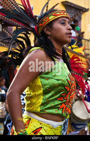 Danze tribali troupes provengono da tutte le parti del Messico presso Independence Day PARADE - SAN MIGUEL DE ALLENE MESSICO Foto Stock