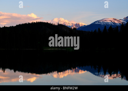 Tramonto al Lago Beauvert. Parco Nazionale di Jasper, Alberta, Canada. Foto Stock