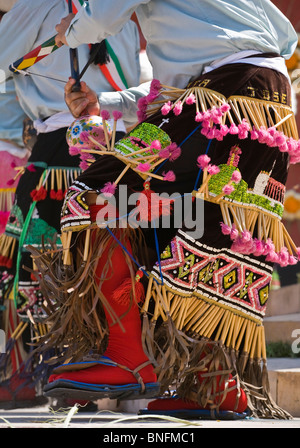 Dance troupes provengono da tutte le parti del Messico che rappresentano la loro regione NEL GIORNO di INDIPENDENZA PARADE - San Miguel De Allende Foto Stock