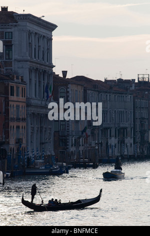 Gondole passato edifici lungo il Canal Grande a Venezia, Italia Foto Stock